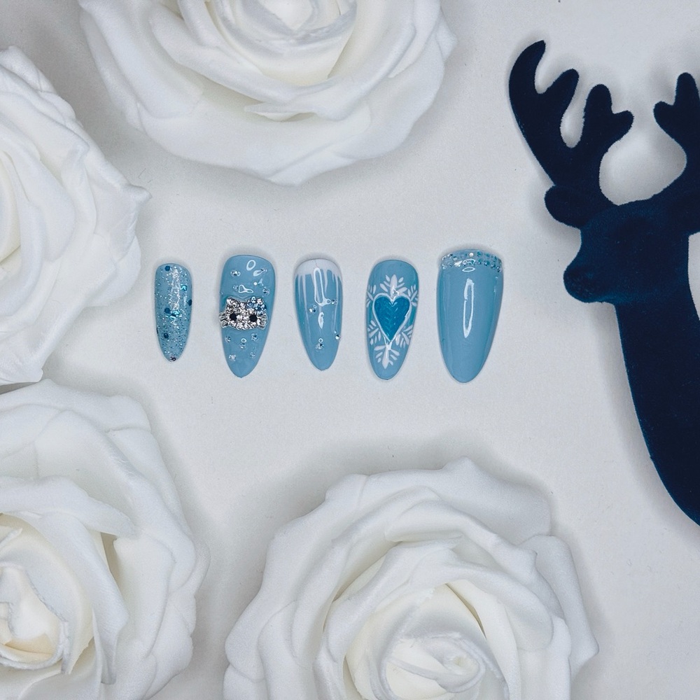 Hello Kitty’s Blue Christmas Press On Nails.
